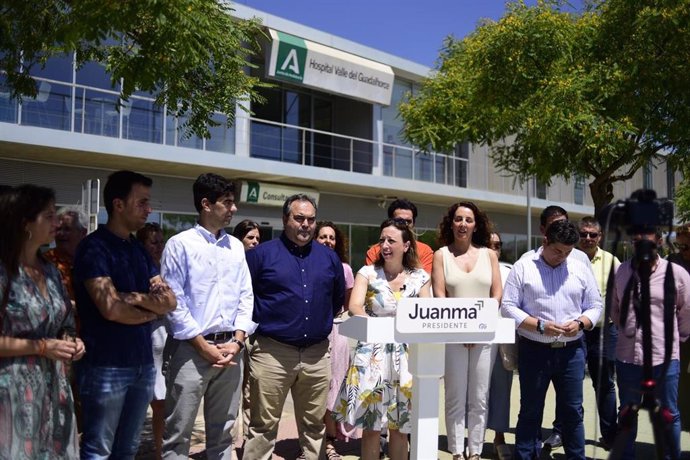 La candidata por el PP de Málaga al Parlamento andaluz y secretaria general provincial, Patricia Navarro, en el Hospital del Guadalhorce