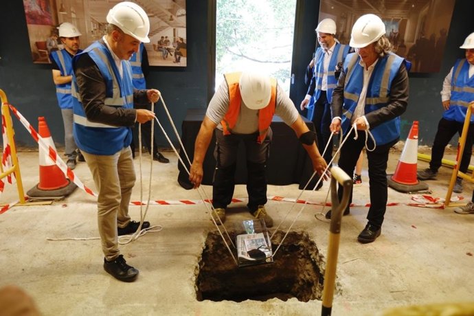 Collocació de la primera pedra del futur laboratori d'indústries creatives en Pal Alt