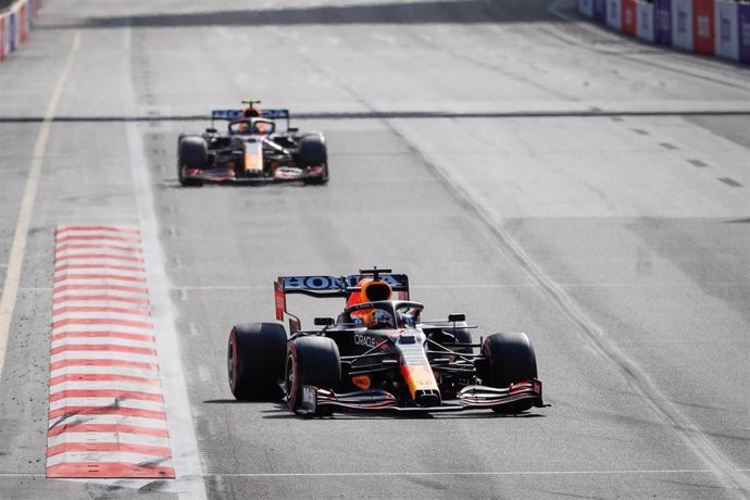 Archivo - Max Verstappen por delante de Sergio Pérez en el Gran Premio de Azerbaiyán 2021