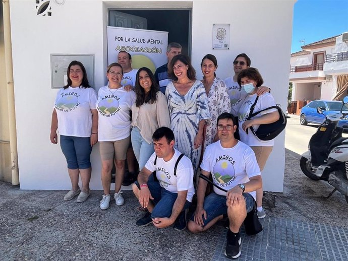 Beatriz Jurado con miembros de la asociación 'Amigos Camino de Futuro' de Palma del Río.