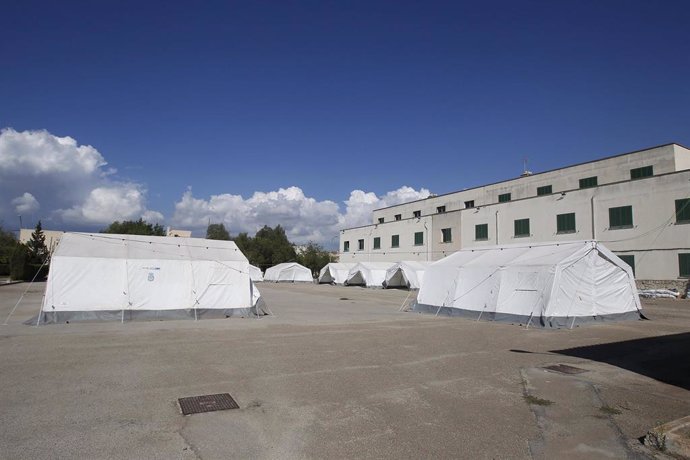 Archivo - Tiendas de campaña colocadas en las instalaciones del antiguo cuartel de Son Tous (Mallorca) habilitado como CATE para recibir migrantes  
