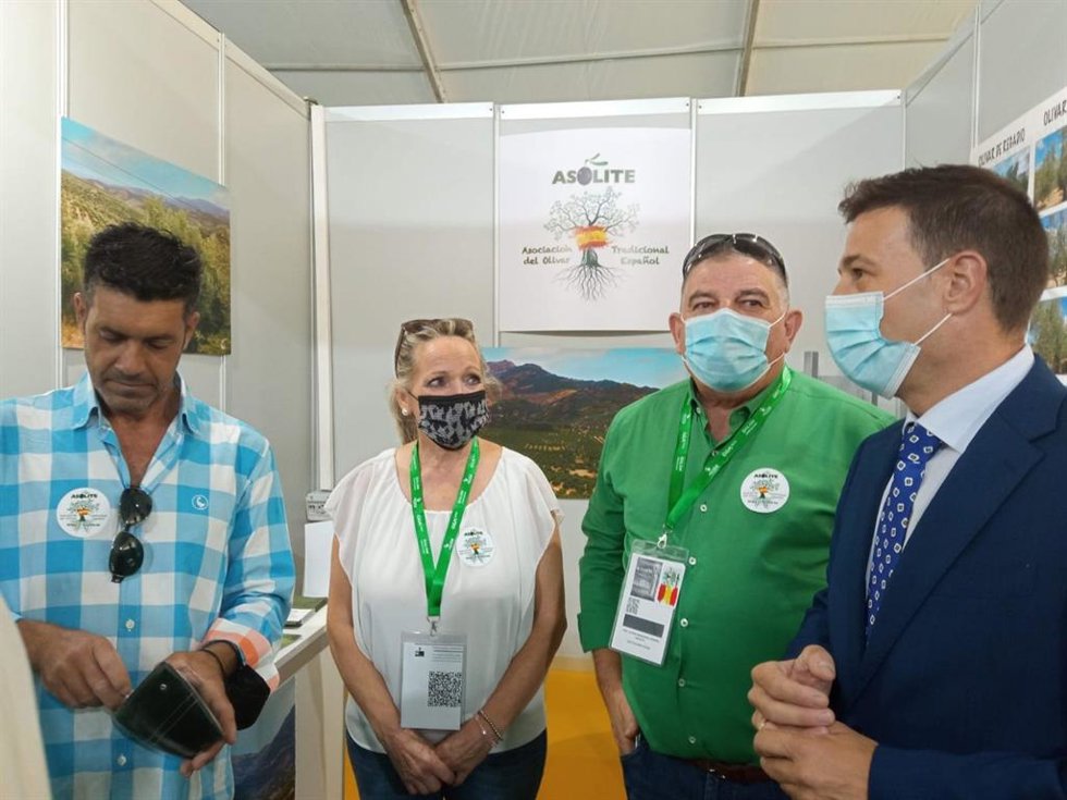 Ruiz (d), con miembros de Asolite.