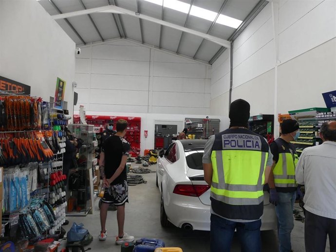 Uno de los registros practicados en la operación policial contra el tráfico de drogas.