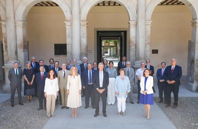 Miembros de la Comisión de Coordinación del la presidenta del Tribunal de Cuentas y de los máximos responsables de los Órganos de Control Externo de las Comunidades Autónomas.
