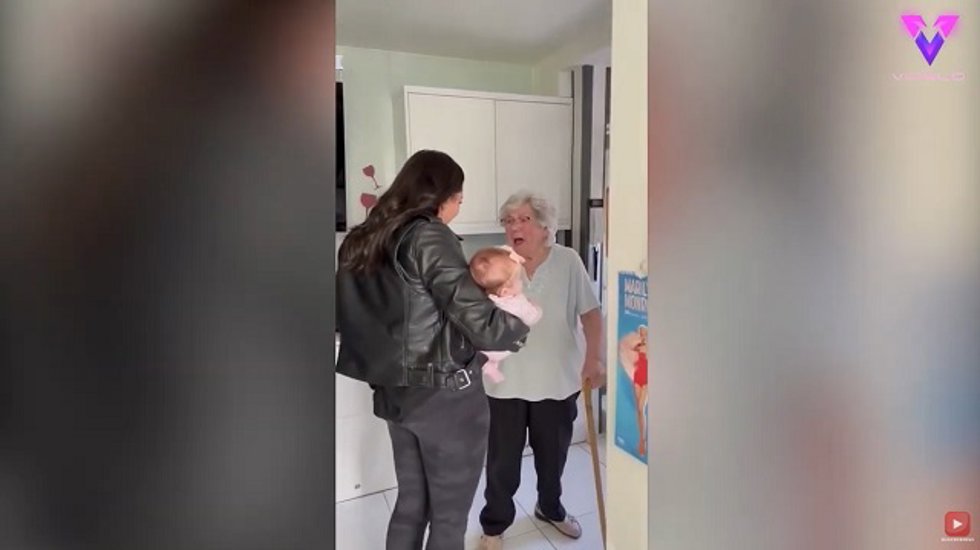 Regresa a casa tras dos años sin ver a la familia y les sorprende con su primera hija