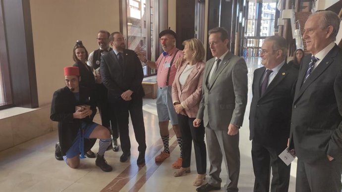 Adrián Barbón, cuarto por la izquierda, antes de participar en un acto en Oviedo