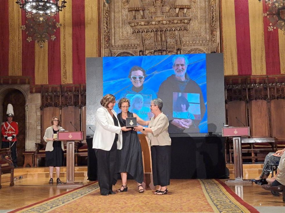 La alcaldesa de Barcelona, Ada Colau, la viuda del dibujante Miguel Gallardo , Karin du Croo, y su expareja May Suárez, en el acto de entrega este jueves de la Medalla de Oro de la ciudad al Mérito Cultural al dibujante a título póstumo