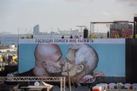 El Primavera Sound cuelga una lona con un dibujo de un beso entre Pep Guardiola y José Mourinho