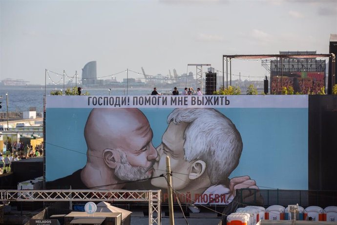 El Primavera Sound cuelga una lona con un dibujo de un beso entre el entrenador del Manchester City, Pep Guardiola, y el del AS Roma, José Mourinho, en el Frum de Barcelona