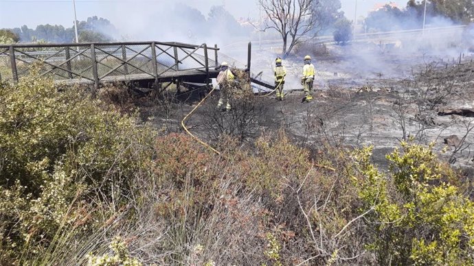 Trabajos de extinción en el incendio de Corrales.