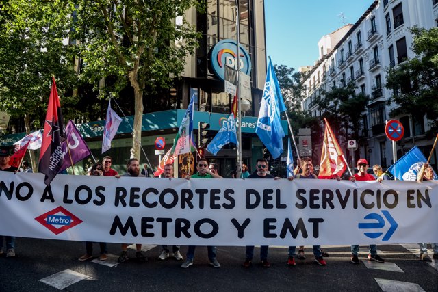 Un grupo de personas sostiene una pancarta durante una manifestación del comité de empresa de Metro de Madrid y la Empresa Municipal de Transportes (EMT) contra el ‘deterioro’ del transporte público