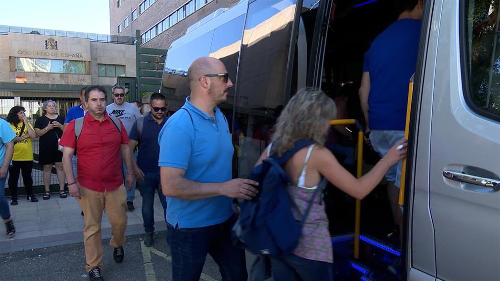 Miembros de los comités de empresa suben al autobús para dirigirse al Ministerio de Industria.