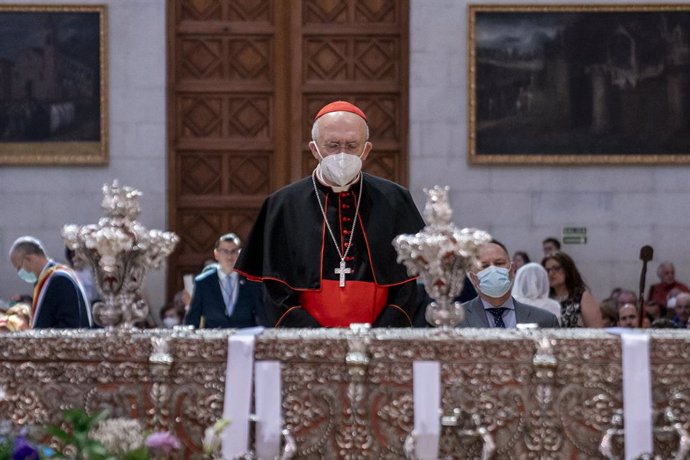 El arzobispo de Madrid, el cardenal Carlos Osoro, junto al arca de San Isidro, durante la solemne Misa, en la Catedral de la Almudena, a 28 de mayo de 2022, en Madrid (España). Tras la ceremonia, el cuerpo incorrupto de San Isidro Labrador se trasladará