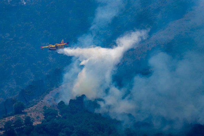 Hidroaviones combatiendo el incendio forestal del Pujerra 