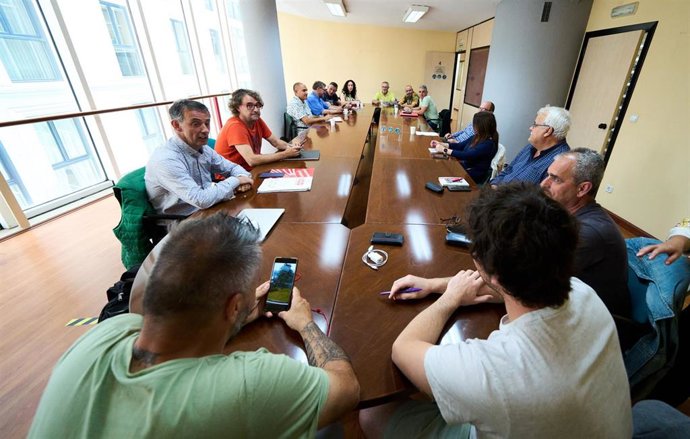 Representantes de los sindicatos y de la patronal del metal durante una reunión en ORECLA, a 9 de junio de 2022, en Santander, Cantabria (España).
