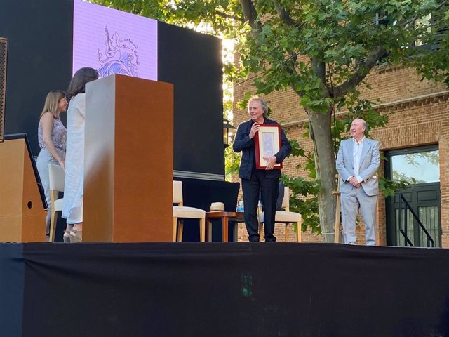 El cantante Joan Manuel Serrat ha sido galardonado este jueves con el II Premio Rojana - Alfredo Pérez Rubalcaba por "luchar toda la vida en defensa de los derechos de los demás".