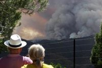 Autorizan la vuelta de vecinos desalojados de Benahavís por el incendio de Pujerra (Málaga)