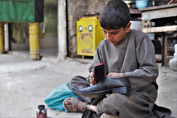 Wakil, de diez años, limpia zapatos en Afganistán