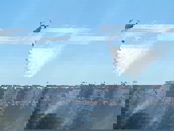 Restablecido el tráfico en la A-492 tras estabilizarse el incendio forestal en Corrales en Huelva