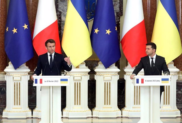 Archivo - El presidente de Francia, Emmanuel Macron, y su homólogo ucraniano, Volodomir Zelenski