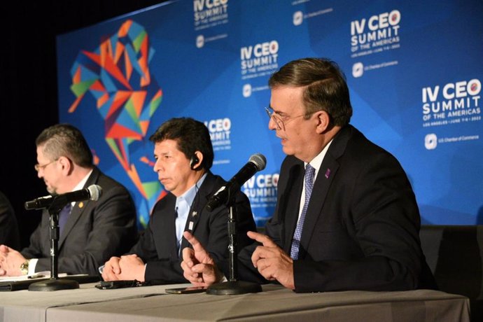 Representante de México en la Cumbre de las América (d) y el presidente de Perú, Pedro Castillo