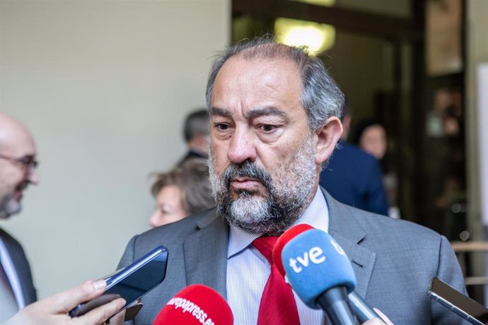 El rector de la UCLM, Julián Garde, en una foto de archivo