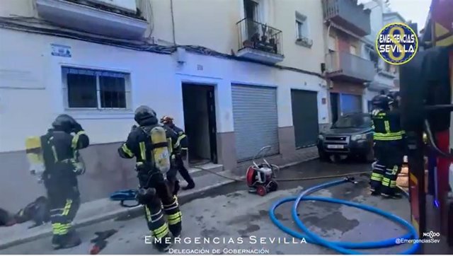 Fallece un hombre de 79 años por un incendio en su vivienda en la calle Enrique Mensaque