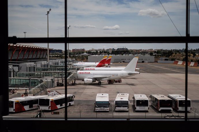 Varios aviones de Iberia en la pista de la Terminal 4 (T4) del aeropuerto Adolfo Suárez Madrid-Barajas