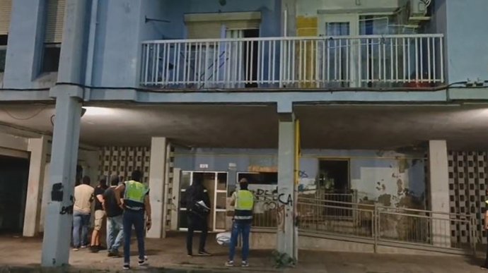 Agentes de los Mossos d'Esquadra participan en un operativo contra dos grupos dedicados al tráfico de cocaína y heroína principalmente en Tarragona, este viernes 10 de junio de 2022