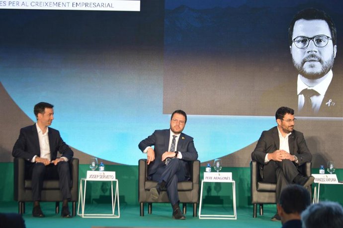 El presidente de la Generalitat, Pere Aragons, junto al alcalde de La Seu d'Urgell (Lleida), Francesc Viaplana, y el presidente del encuentro, Josep Serveto.