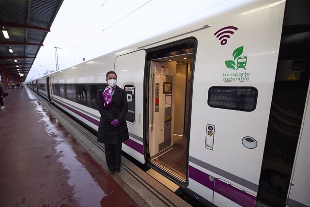 Archivo - Una azafata en las puertas del tren que va a efectuar un viaje por el nuevo tramo de alta velocidad Pedralba de la Pradería-Ourense, en la estación de Madrid-Chamartín Clara Campoamor, a 22 de noviembre de 2021, en Madrid, (España). 