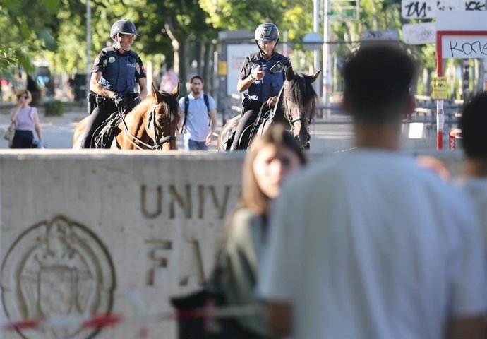 Dos policías montan a caballo para controlar la multitud de estudiantes tras finalizar las pruebas de la EvAU, a 9 de junio de 2022.
