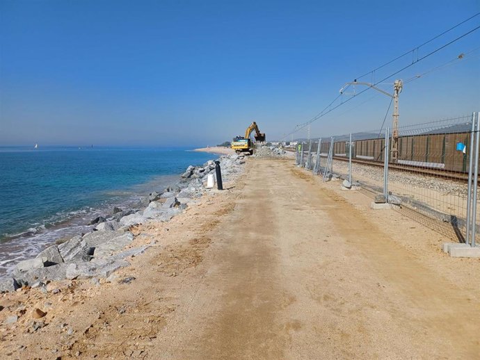 Obras de construcción de una nueva escollera en Santa Susanna (Barcelona) para proteger las vías del mar