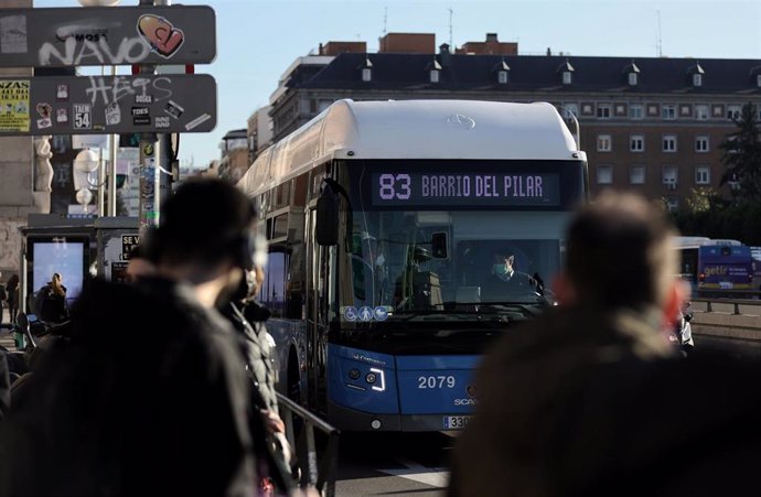 Archivo - Un autobús de la EMT.