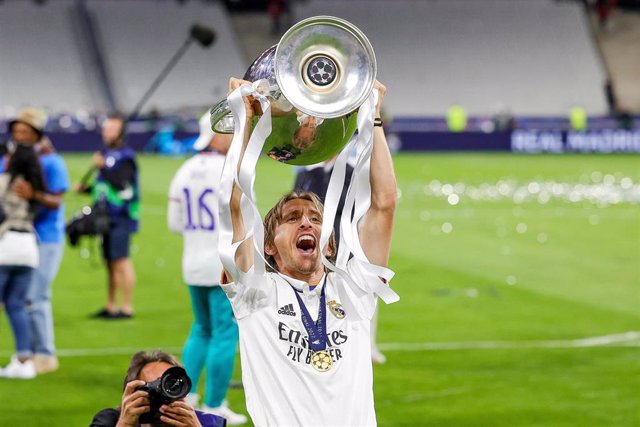 El jugador del Real Madrid Luka Modric levanta el trofeo de la Liga de Campeones en París. 