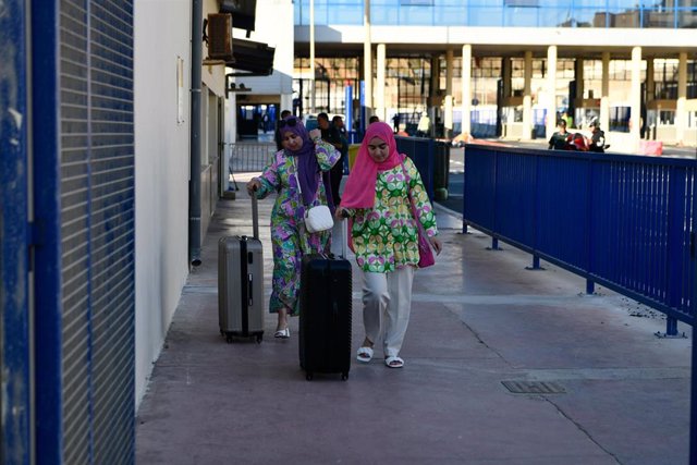 Varias mujeres cruzan de Marruecos a España el día en que se han abierto las fronteras para trabajadores transfronterizos de Marruecos, en la frontera de Ceuta, a 31 de mayo de 2022, en Ceuta (España). España y Marruecos han ampliado desde la madrugada de