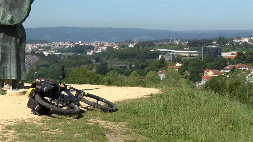 Una bicicleta junto al monumento al peregrino del Monte do Gozo, en Santiago de Compostela