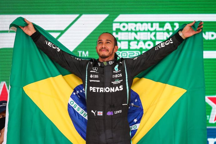 Archivo - HAMILTON Lewis (gbr), Mercedes AMG F1 GP W12 E Performance, portrait celebrating victory on the podium during the Formula 1 Heineken Grande Premio De Sao Paulo 2021, Sao Paulo Grand Prix, 19th round of the 2021 FIA Formula One World Championsh