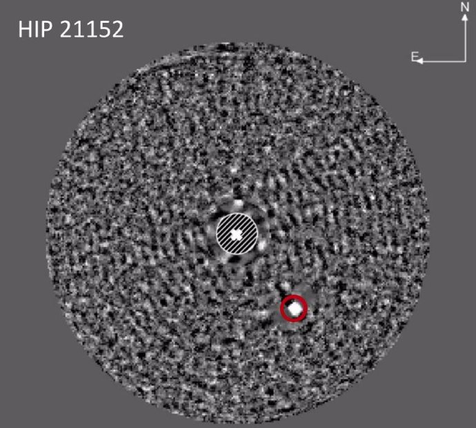 Imagen de la enana marrón (en el círculo rojo) descubierta alrededor de la estrella HIP 21152, obtenida con el instrumento Very Large Telescope SPHERE