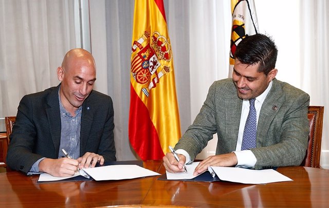 Archivo - El presidente de la RFEF, Luis Rubiales, y el de la AFE, David Aganzo, en una firma de un convenio de colaboración.