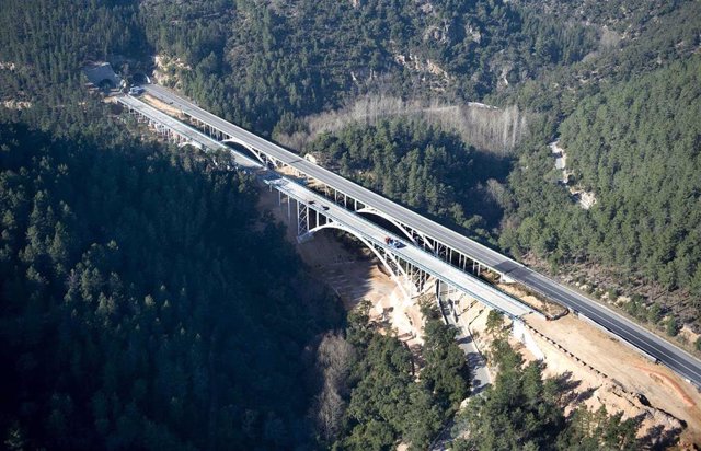 Archivo - Obras de uno de los viaductos para desdoblar del Eix Transversal, en 2011