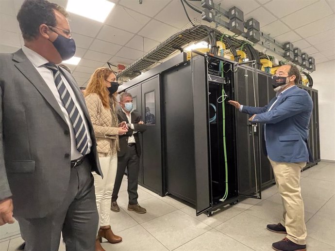 Archivo - Los delegados Clara Macías y Juan Carlos Cabrera en el nuevo Centro de Procesamiento de Datos del Ayuntamiento de Sevilla en una imagen de archivo.