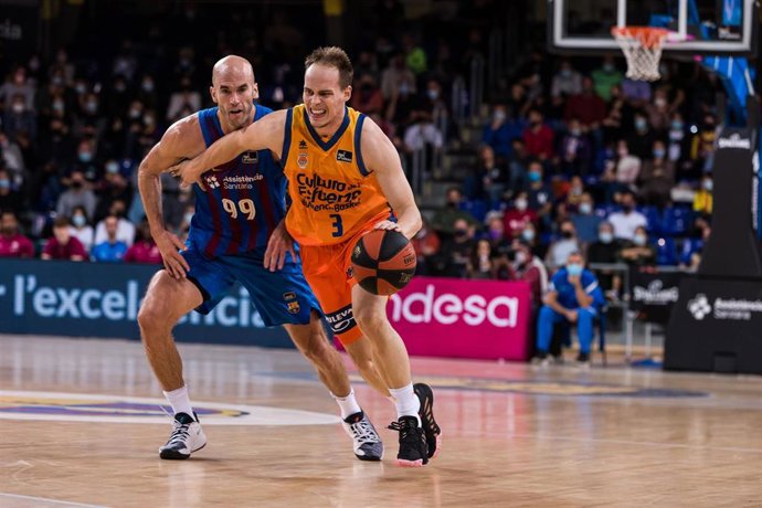 Archivo - Klemen Prepelic se escapa de Nick Calathes en un Bara-Valencia Basket