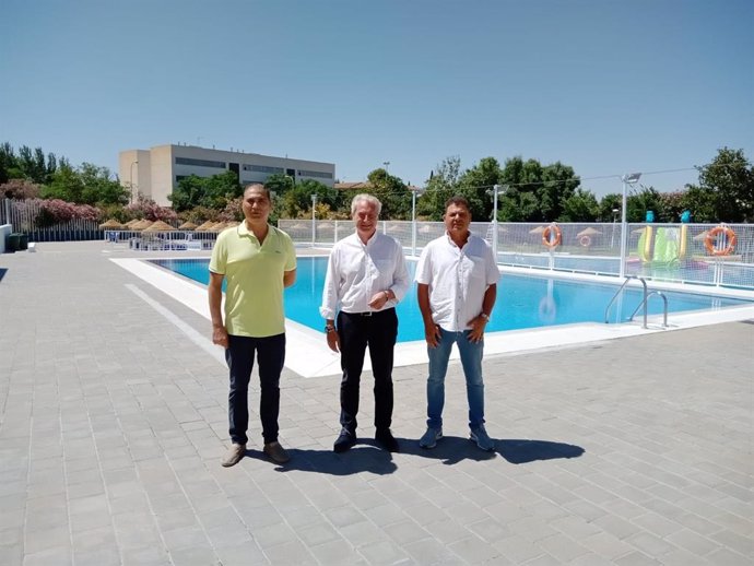 Visita municipal a la piscina de Almanjáyar
