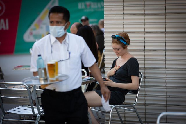 Archivo - Un cambrer a la terrassa d'un bar a Barcelona