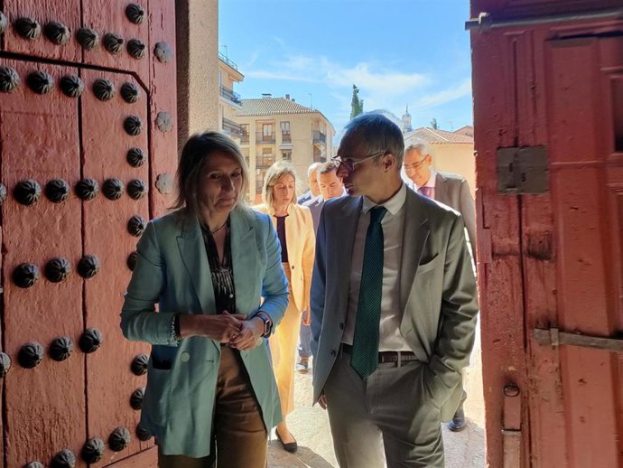 La consejera Rocío Lucas (i) junto al rector de la USAL, Ricardo Rivero, este viernes, en Salamanca.