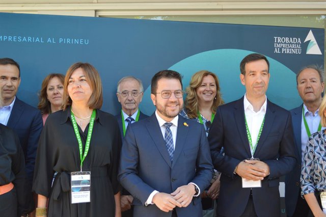 El president de la Generalitat, Pere Aragonès, al costat del president de la Trobada Empresarial del Pirineu, Josep Serveto, i la membre de la junta de les jornades, Montse Pujol