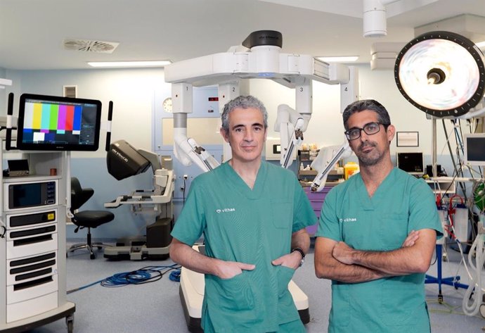 Cirujanos de Vithas con el robot quirúrgico Da Vinci.
