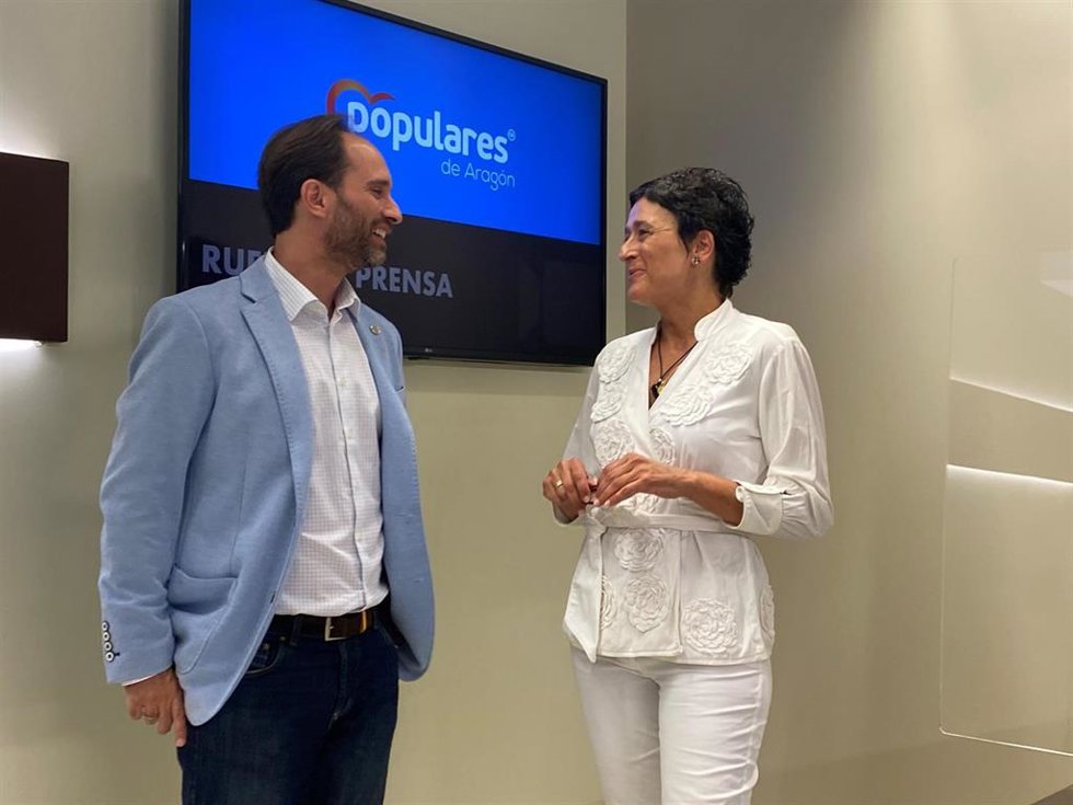 La diputada de Sanidad del PP en las Cortes de Aragón, Ana Marín, y el portavoz del PP en el Ayuntamiento de la localidad, Ángel Mate.