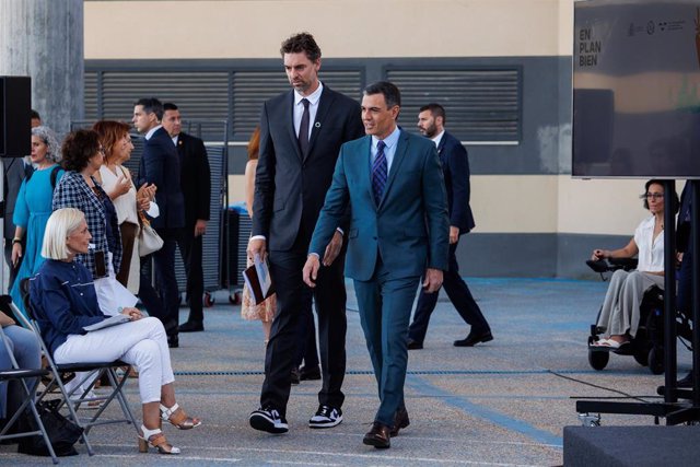 El exjugador de baloncesto Pau Gasol y el presidente del Gobierno, Pedro Sánchez, en el acto de presentación del Plan Estratégico Nacional para la Reducción de la Obesidad Infantil, en el Polideportivo Juan de la Cierva, a 10 de junio de 2022, en Getafe.